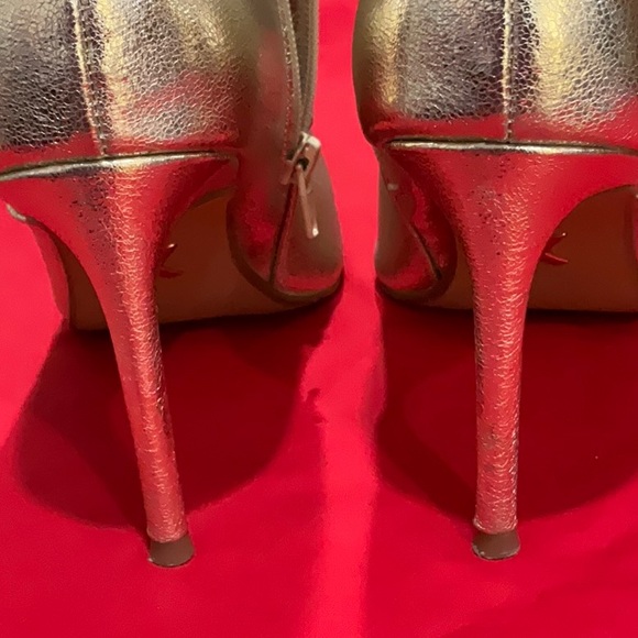 EUC Express Gold Metallic Ankle Boots - Size 7 - Picture 3 of 13